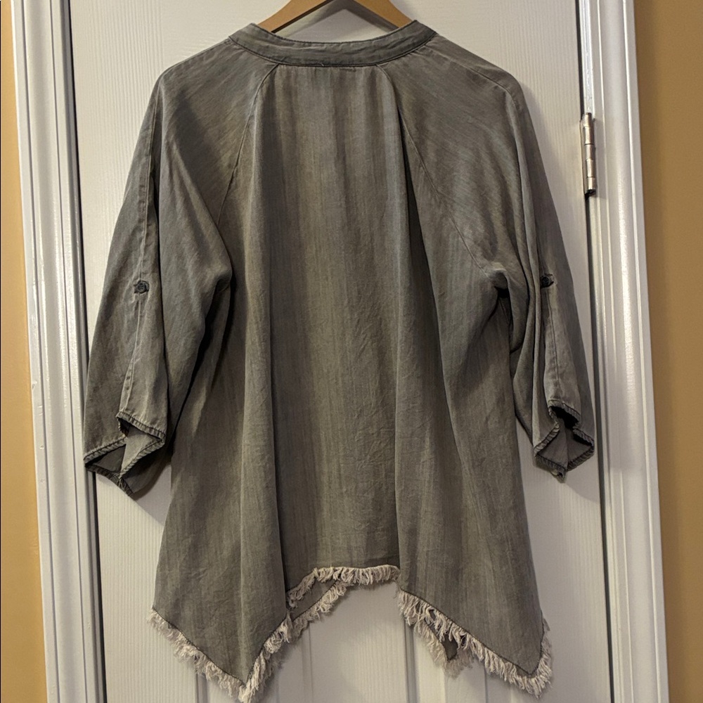 Casual Gray Button-Down Shirt with Frayed Hem, Breathable, Soft Fabric. Size XL - Picture 2 of 9